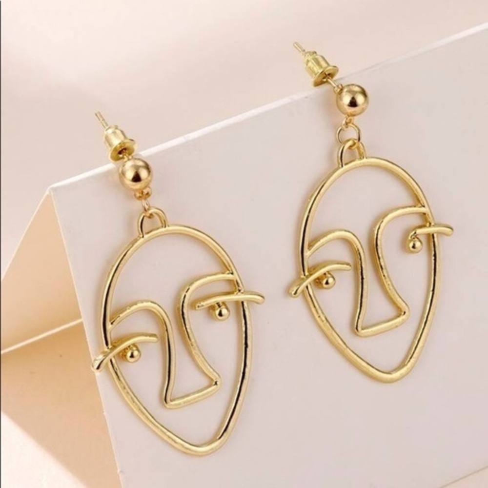 3/$30 💛 Abstract Face Earrings